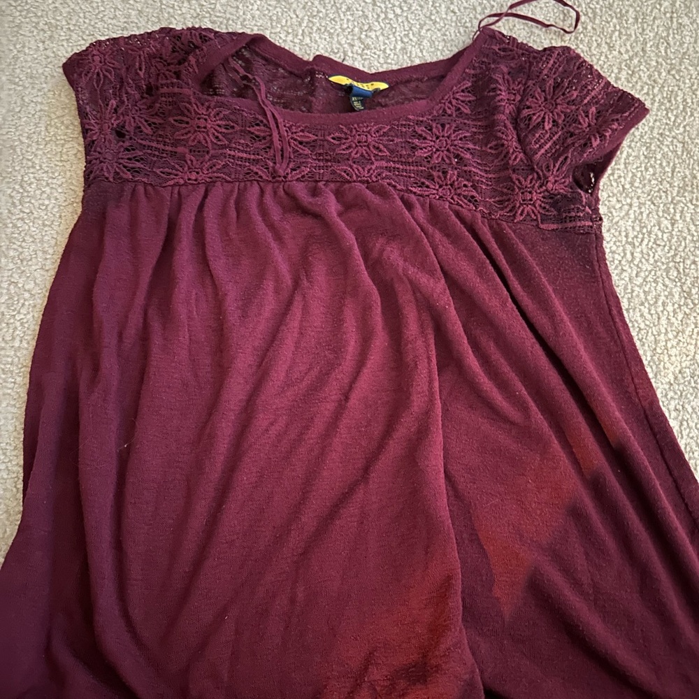 Aeropostale maroon top